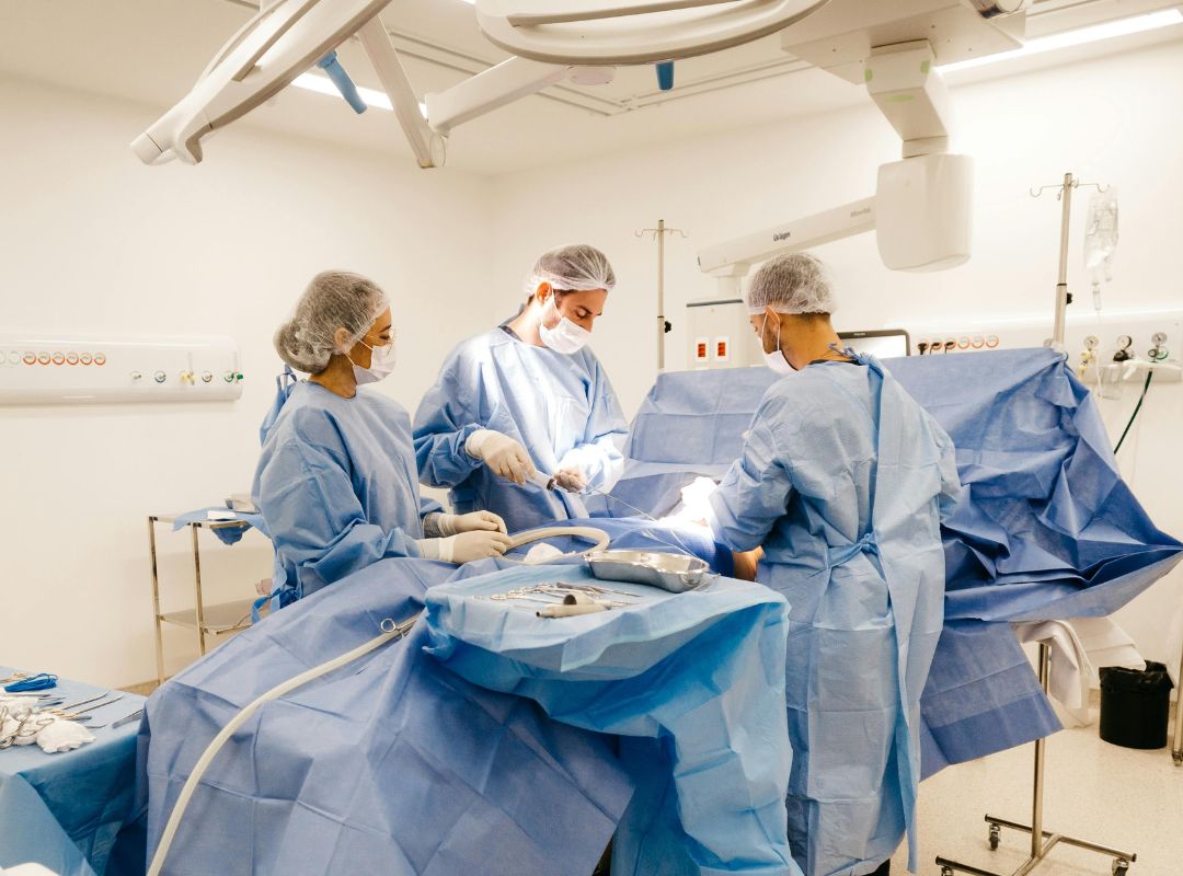 Imagem do post: Como é Colocada a Prótese de Quadril? Veja o Passo a Passo da Cirurgia Explicado de Forma Clara